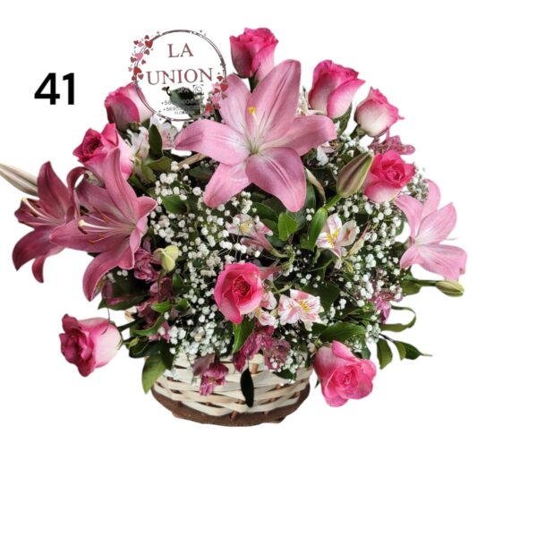 Hermoso arreglo en canasta con 15 tallos surtidos entre rosas y lilium acompañado de astromelias + follaje verde y  blanco   Altura del arreglo 50 cm 