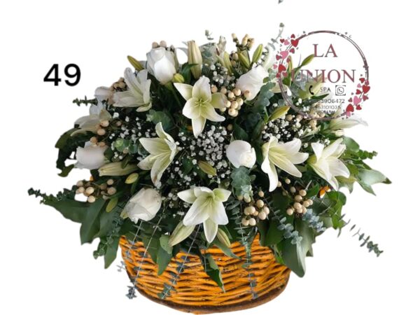 ­Hermoso arreglo en canasta con 22 tallos entre rosas  y lilium blancas, + 10 tallos de imperico  acompañado de  follaje verde y  blanco   Altura del arreglo 60 cm 