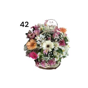 Hermoso arreglo en canasta con 10 tallos surtidos de gerberas surtidas  acompañado de astromelias + follaje verde y  blanco   Altura del arreglo 40 cm 