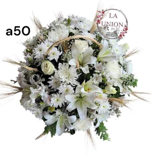 ­Hermoso arreglo en canasta con 32 tallos entre rosas maubles   y lilium blancas, + 10 tallos de astromelias  acompañado de  follaje verde y  blanco   Altura del arreglo 70 cm  - Imagen 2