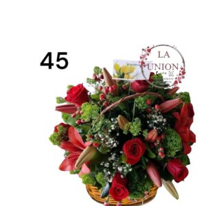 Hermoso arreglo en canasta con 15 tallos surtidos entre rosas y lilium rojo , acompañado de  follaje verde y  blanco   Altura del arreglo 50 cm 