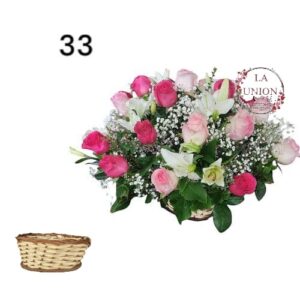 Hermoso arreglo en canasta de  mimbre con 20 tallos entre rosas y lilium  acompañado de  follaje verde y blanco   Medida del arreglo 60cm de alto