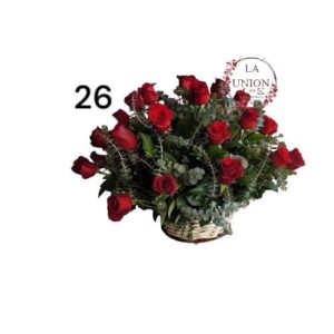 Hermoso arreglo en canasta de  mimbre con 25 tallos de rosas    acompañado de follaje verde blanco   Medida del arreglo 60cm de alto