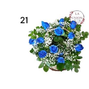 Hermoso arreglo en canasta de  mimbre con 12  tallos de rosas,  acompañado de follaje verde y blanco   Medida del arreglo 50cm de alto