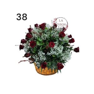 Hermoso arreglo en canasta de  mimbre con 25 tallos de rosas  acompañado de  follaje verde y blanco   Medida del arreglo 60cm de alto