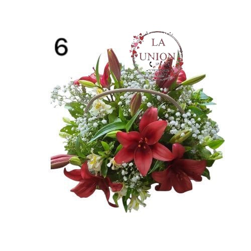 Hermoso arreglo en canasta de mimbre con 5 tallos de lilium acompañado de follaje blanco, verde, y eucalitus Medida del arreglo 35 cm de alto