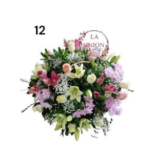 Hermoso arreglo en canasta de  mimbre con 12tallos de rosas surtidas + 5 tallos de  mauble + 6 tallos de lilium surtidos, acompañado de follaje verde y blanco        Medida del arreglo 60cm de alto
