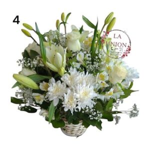 Hermoso arreglo en canasto de  mimbre con 5 tallos de rosas blancas + 3 tallos de lilium+ 4 tallos de maubles blanco acompañado de follaje verde y eucalitus   El canasto mide 10×16
