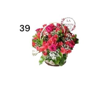 Hermoso arreglo en canasta de  mimbre con 5 tallos de rosas + astromelias  acompañado de  follaje verde y blanco   Medida del arreglo 50cm de alto