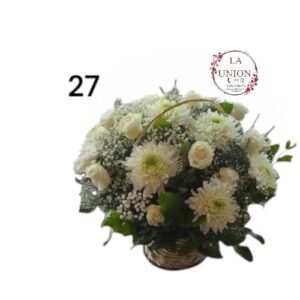 Hermoso arreglo en canasta de  mimbre con 20 tallos entre rosas y crisantemos,   acompañado de follaje verde blanco   Medida del arreglo 60cm de alto