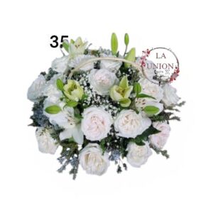 Hermoso arreglo en canasta de  mimbre con 18 tallos entre  rosas y lilium acompañado de  follaje verde y blanco   Medida del arreglo 50cm de alto