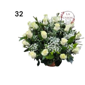 Hermoso arreglo en canasta de  mimbre con 18 tallos de rosas  acompañado de  follaje verde y blanco   Medida del arreglo 60cm de alto