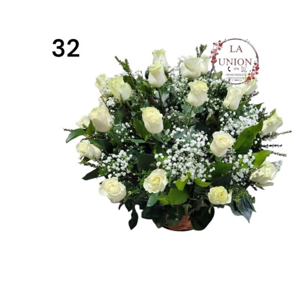 Hermoso arreglo en canasta de  mimbre con 18 tallos de rosas  acompañado de  follaje verde y blanco   Medida del arreglo 60cm de alto