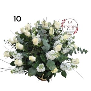 Hermoso arreglo en canasta de  mimbre con 25 tallos de rosas blancas + 20 talllos de de perritos, acompañado de follaje verde, eucaliptus     Medida del arreglo 60cm de alto