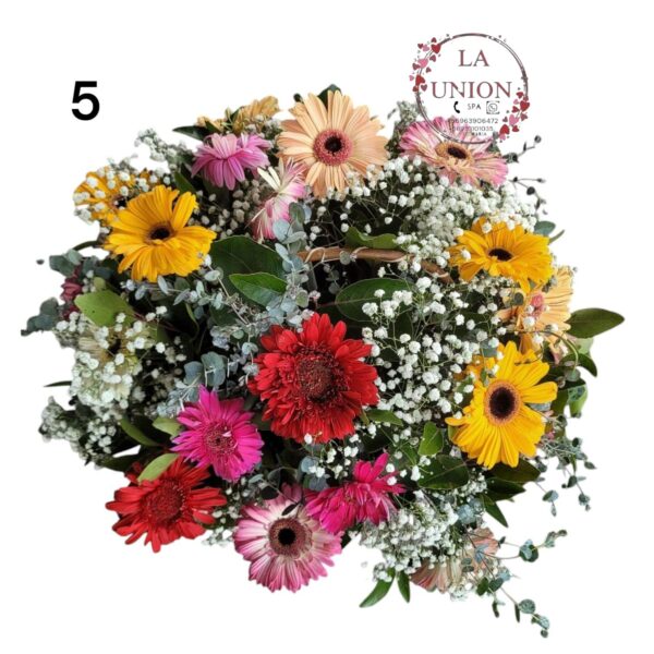 Hermoso arreglo en canasta de  mimbre con 20 tallos de gerberas  acompañado de follaje blanco, verde, y eucalitus      Medida 50 cm de alto