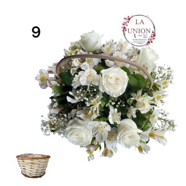 Hermoso arreglo en canasta de  mimbre con 5 tallos de rosas blancas + 10 talllos de astromelias, acompañado de follaje blanco, verde,      Medida del arreglo 30cm de alto