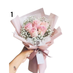 hermoso  ramo de mano con 5 rosas y follaje blanco