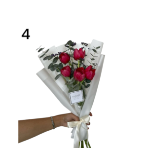hermoso  ramo de mano con  5 tulipanes  y follaje verde eucaliptus 