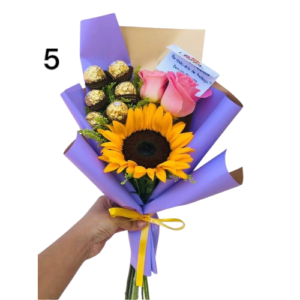 hermoso  ramo de mano con  2 rosas 1 girasol +5 bombones de chocolates ferreros Rocher