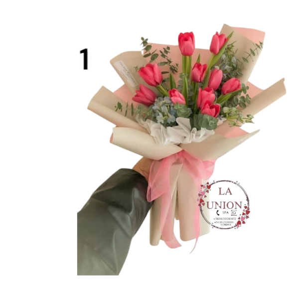 Hermoso Ramo de mano de  10 tulipanes. envuelto en lindo  papel, con follaje de eucaliptus, 