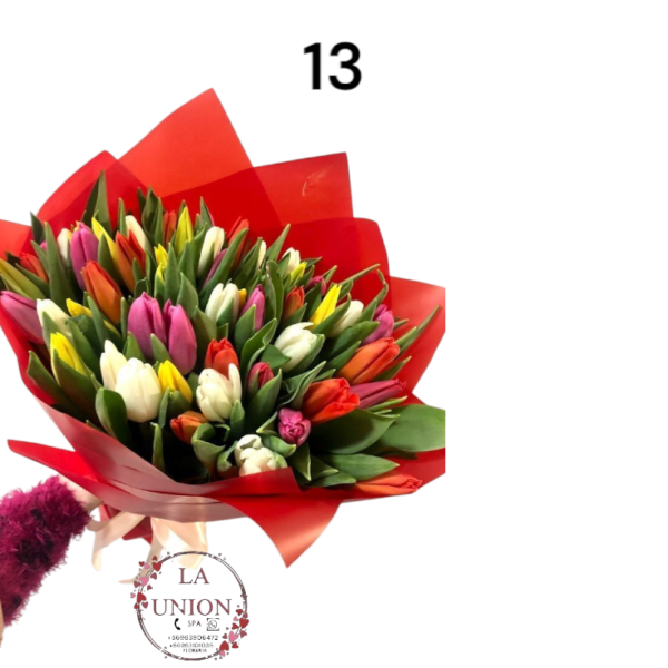 hermoso ramo de mano con 40 tulipanes envuelto en un lindo papel