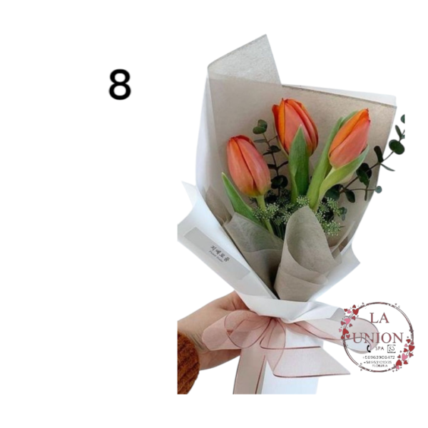 Hermoso Ramo de mano de  3 tulipanes  envuelto en un lindo papel,