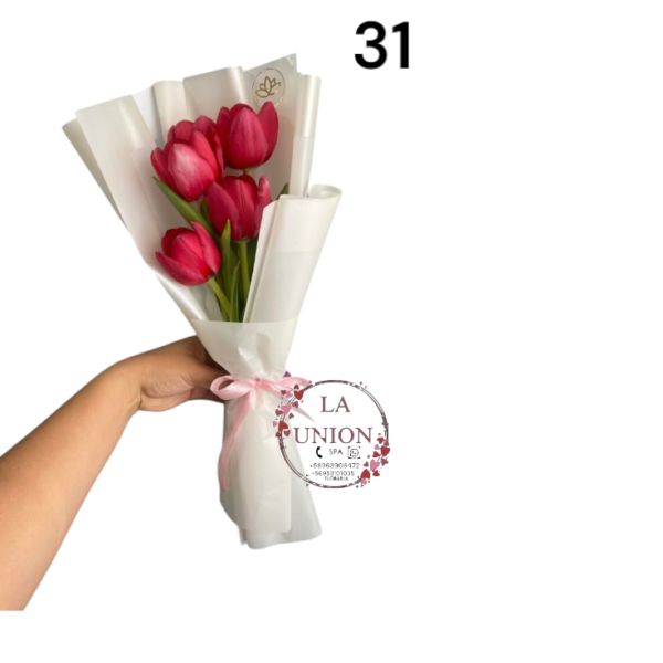 Hermoso Ramo de mano  con 5 tulipanes