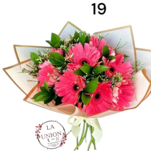 Hermoso arreglo de 10 gerberas + follaje verde envuelto en un lindo papel