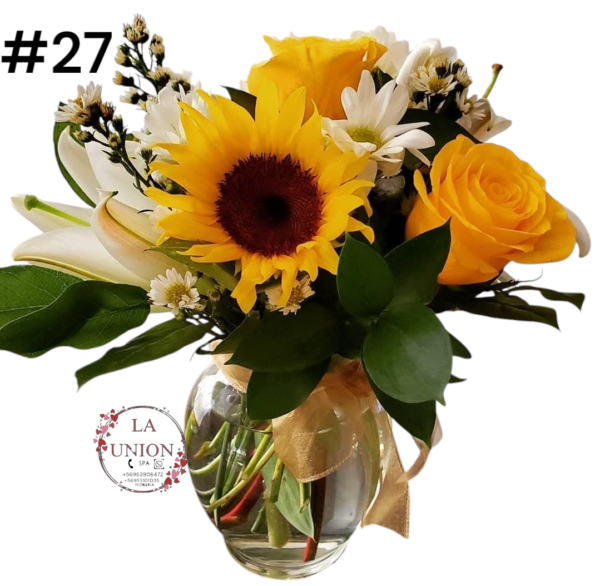 Hermoso arreglo de 7 tallos de flores surtidos + jarron de vidrio   Medida del jarron 15 cm 