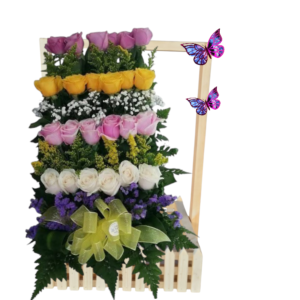 Hermoso arreglo  con   24 rosas + follaje verde, blanco, amarillo, morado, y eucaliptus elaborado  en base de madera  medida del arreglo 60cm alto