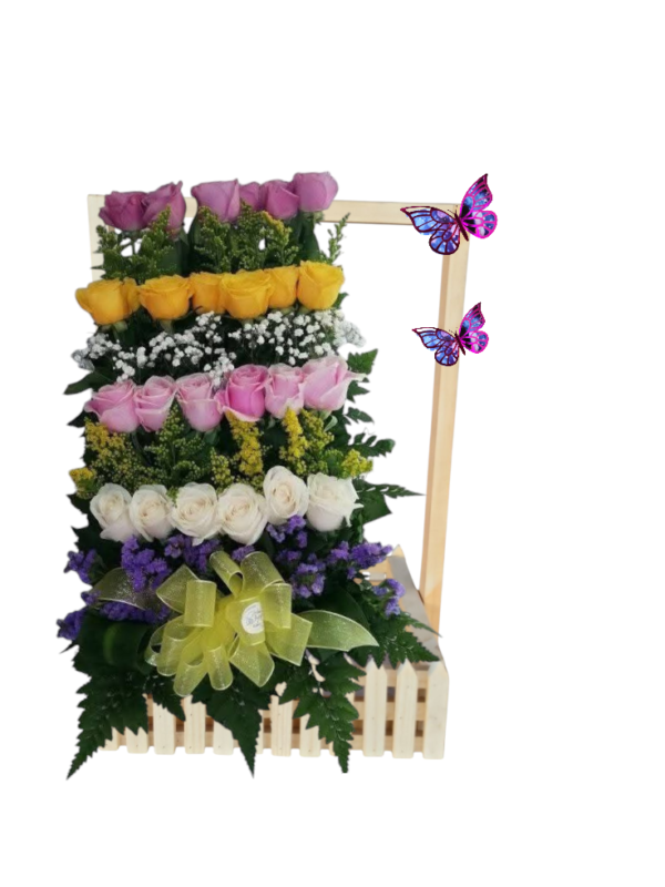 Hermoso arreglo  con   24 rosas + follaje verde, blanco, amarillo, morado, y eucaliptus elaborado  en base de madera  medida del arreglo 60cm alto