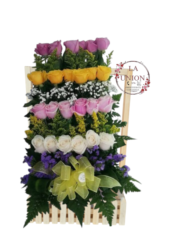 Hermoso arreglo con 12 rosas + 5 girasoles + 1 lilium +follaje verde elaborado  en pecera vidrio,  medida del arreglo 60cm alto - Imagen 21