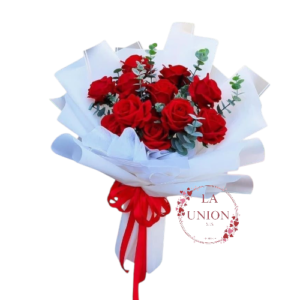 Hermoso ramo de mano con 12 rosas