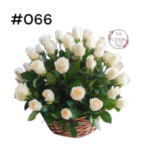 Canasto.de mimbre con 40 rosas blancas