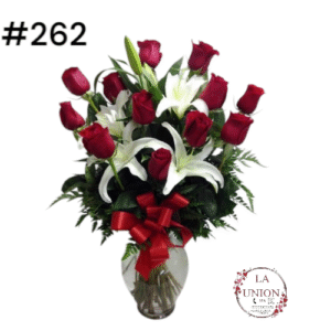 jarron de vidrio con rosas y lilium