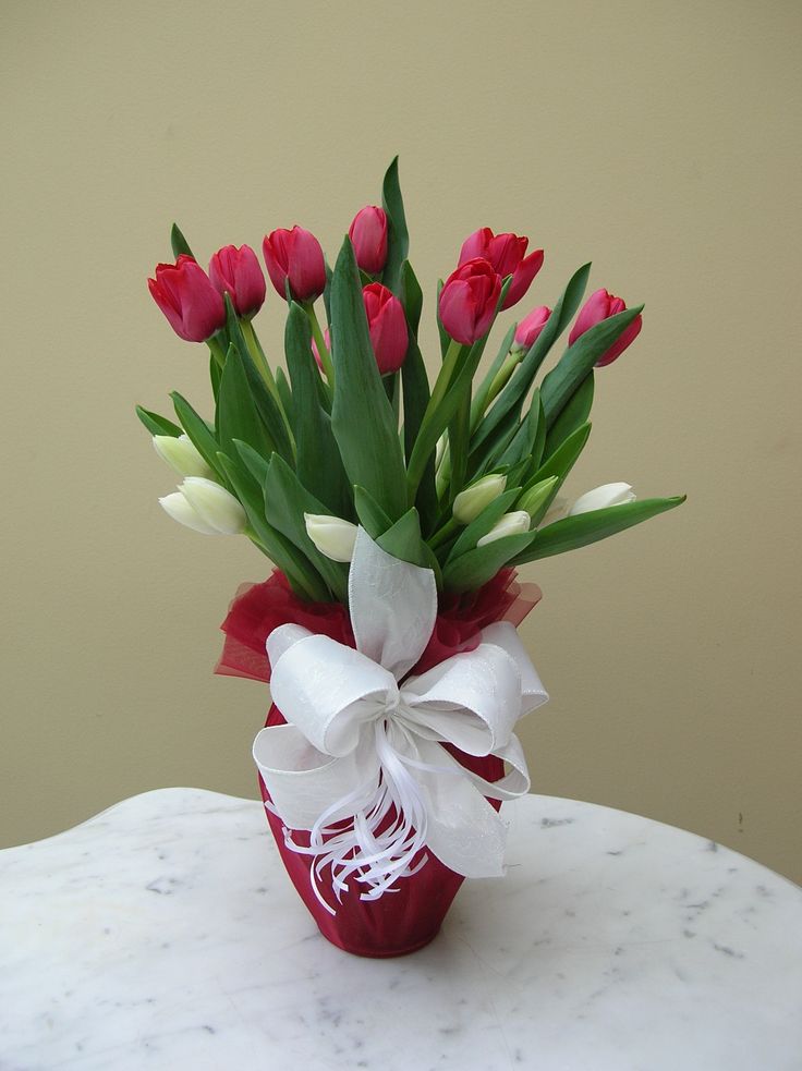 HERMOSO ARREGLO DE 20 TULIPANES